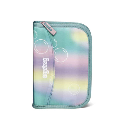 Se Ergobag Penalhus Magic BubbleBear One size ✔ Kæmpe udvalg i  Ergobag ✔ Hurtig levering: 1 - 2 Hverdage samt billig fragt - Varenummer: JUCO-00762-90280-10 og barcode / Ean: '4057081177882 på lager - Udsalg på Penalhus Spar op til 55% - Over 1334 design mærker på udsalg