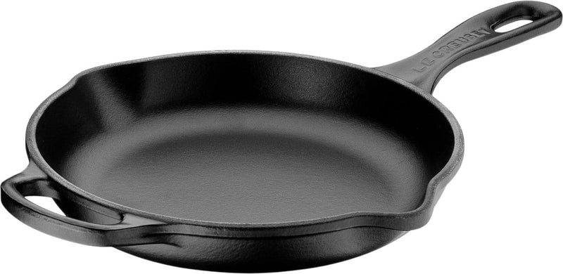 Se Le Creuset Stegepande i Støbejern 23cm Matte Black Str 23 cm - Støbejernspander ❤ Stort online udvalg i Le Creuset ❤ Meget billig fragt og hurtig levering: 1 - 2 hverdage - Varenummer: MGS-S10626753 og barcode / Ean: 024147252023 på lager - Udsalg på Bolig - Køkkenudstyr - Gryder & pander - Støbejernspander Spar op til 62% - Over 1324 kendte brands på udsalg