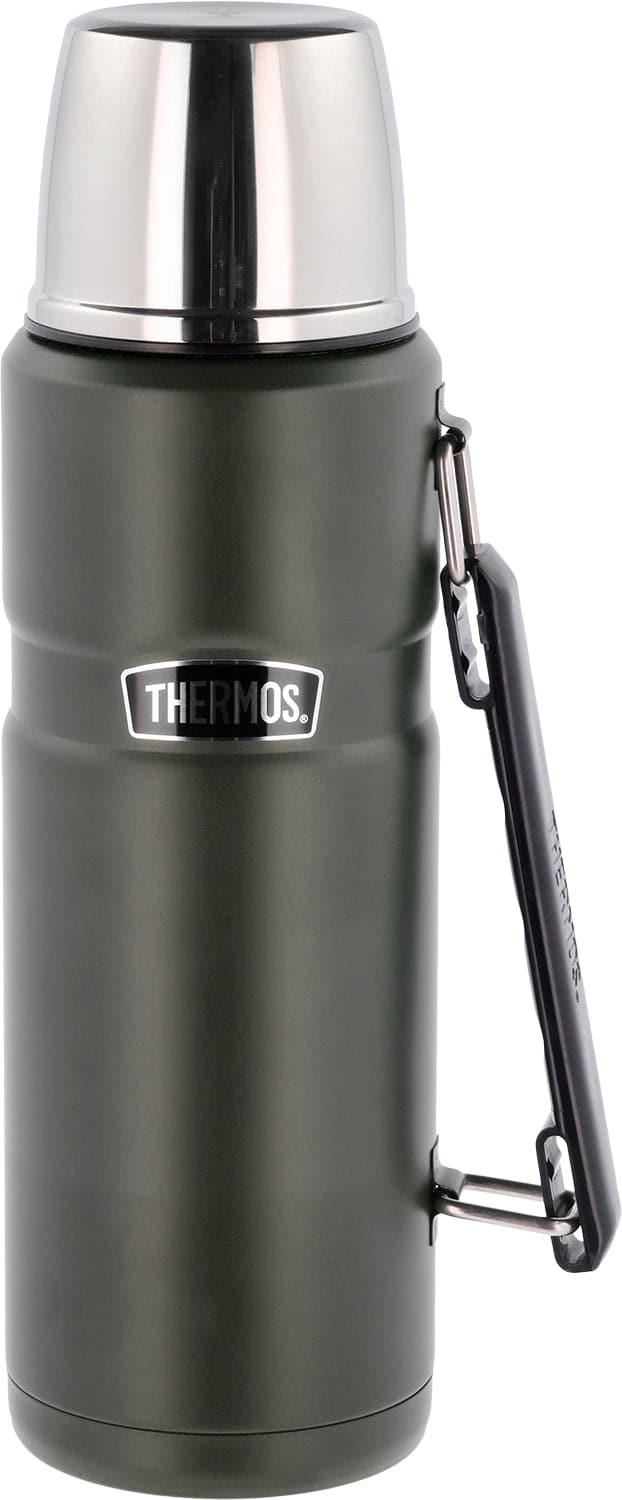 Se Thermos Termoflaske Stainless King 1,2 Liter Army Rustfrit Stål Str L:9.2cm B:9.2cm H:31.5cm - Termokander Stål ❤ Stort online udvalg i Thermos ❤ Meget billig fragt og hurtig levering: 1 - 2 hverdage - Varenummer: MGS-S12751967 og barcode / Ean: 5010576341839 på lager - Udsalg på Bolig - Køkkenudstyr - Kaffe & te - Termokander Spar op til 62% - Over 785 kendte brands på udsalg