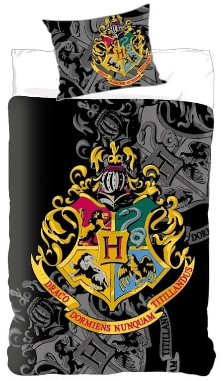 Se Harry Potter sengetøj - 140x200 cm - Guldfarvet Hogwarts våbenskjold - 2 i 1 design - 100% Bomulds sengesæt ❤ Kæmpe udvalg i Licens ❤ Hurtig levering: 1 - 2 Hverdage samt billig fragt - Varenummer: THX-6235-1 og barcode / Ean: &