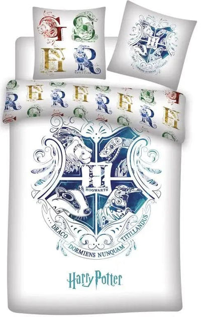 Se Harry Potter sengetøj - 140x200 cm - Blåt Hogwarts våbenskjold - Vendbar dynebetræk - 100% bomulds sengesæt ❤ Kæmpe udvalg i Licens ❤ Hurtig levering: 1 - 2 Hverdage samt billig fragt - Varenummer: THX-8494-1 og barcode / Ean: '5714710007765 på lager - Udsalg på Sengetøj - Børne sengetøj - Børne sengetøj 140x200 cm Spar op til 57% - Over 1354 kendte brands på udsalg