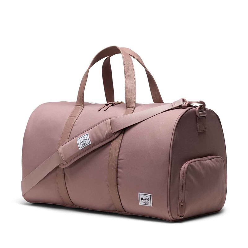 Se Herschel Novel Duffel Ash Rose 43L 43L ✔ Kæmpe udvalg i  Herschel ✔ Hurtig levering: 1 - 2 Hverdage samt billig fragt - Varenummer: JUCO-11396-02077 og barcode / Ean: &