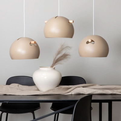 Se tilbud på Ustinov loftlampe i beige metal med tre kupler! Billigt udsalg på 3-nordic. Hurtig levering, 1-2 hverdage. Spar op til 66%.