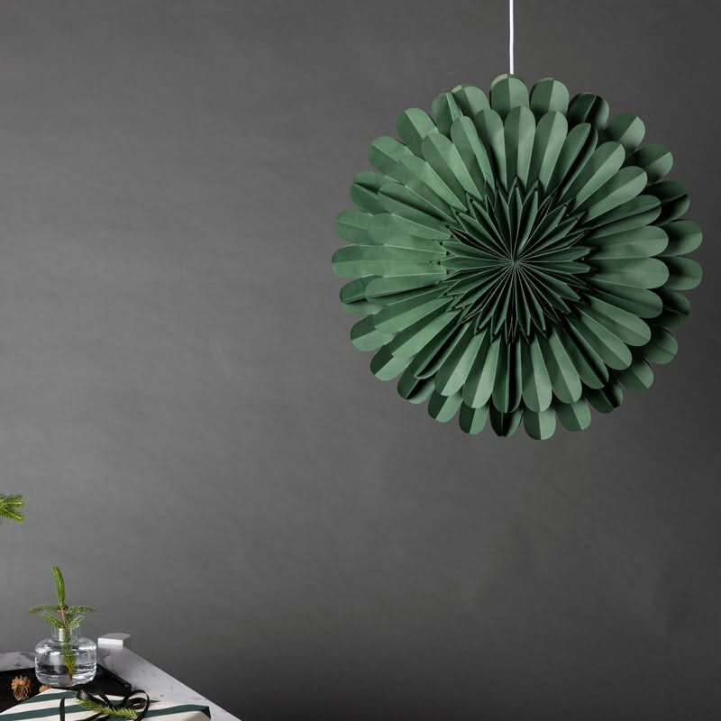 Se tilbud på Juvela loftlampe i grøn foldet papir, diameter 60 cm. Billigt udsalg! Hurtig levering: 1-2 hverdage. Varenummer: 3NDC-8320. Spar op til 67%.