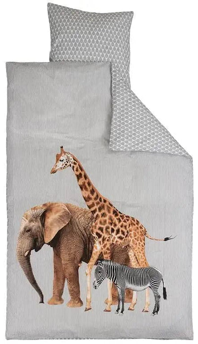 Se Baby sengetøj 70x100 cm - Giraf, elefant og zebra - 2 i 1 design - 100% Bomuld ❤ Kæmpe udvalg i Borg Living ❤ Hurtig levering: 1 - 2 Hverdage samt billig fragt - Varenummer: THX-9429-7 og barcode / Ean: '5704039159429 på lager - Udsalg på Indretning - Børneværelset - Baby sengetøj 70x100 cm Spar op til 62% - Over 1324 kendte brands på udsalg