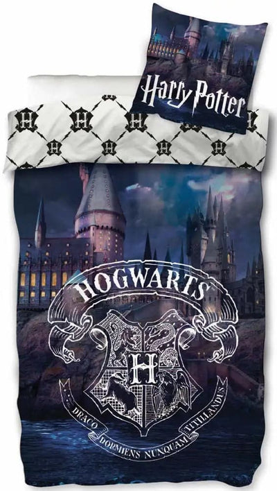 Se Harry Potter sengetøj - 150x210 cm - Hogwarts mystery - 2 i 1 sengesæt - 100% bomuld ❤ Kæmpe udvalg i Licens ❤ Hurtig levering: 1 - 2 Hverdage samt billig fragt - Varenummer: THX-1068-3 og barcode / Ean: '5710756063833 på lager - Udsalg på Sengetøj - Enkelt sengetøj - Enkelt sengetøj 150x210 cm (Svensk mål) Spar op til 65% - Over 785 kendte brands på udsalg