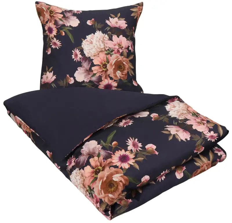 Se Blomstret sengetøj - 150x210 cm - Dark blue flower - 2 i 1 design - Sengesæt i 100% Bomuldssatin - Excellent By Borg ❤ Kæmpe udvalg i By Borg ❤ Hurtig levering: 1 - 2 Hverdage samt billig fragt - Varenummer: THX-335-3 og barcode / Ean: &