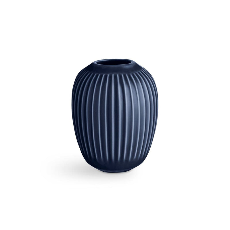Se Kähler Hammershøi vase mini indigo ✔ Kæmpe udvalg i Kähler ✔ Hurtig levering: 1 - 2 Hverdage samt billig fragt - Varenummer: NDN-25138-08 og barcode / Ean: &