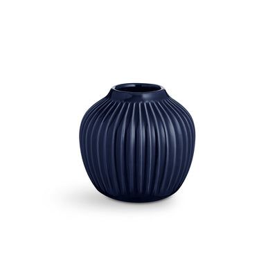 Se Kähler Hammershøi vase lille indigo ✔ Kæmpe udvalg i Kähler ✔ Hurtig levering: 1 - 2 Hverdage samt billig fragt - Varenummer: KTT-25139-08 og barcode / Ean: '5703779181844 på lager - Udsalg på Indretning - Dekoration - Vaser Spar op til 58% - Over 1354 design mærker på udsalg