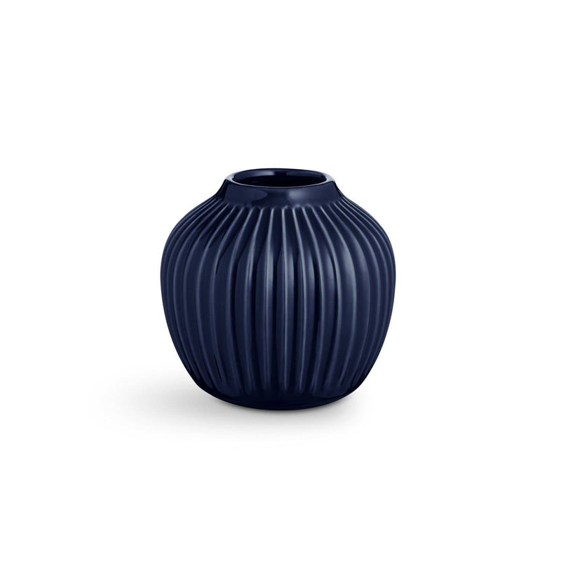 Se Kähler Hammershøi vase lille indigo ✔ Kæmpe udvalg i Kähler ✔ Hurtig levering: 1 - 2 Hverdage samt billig fragt - Varenummer: NDN-25139-08 og barcode / Ean: &