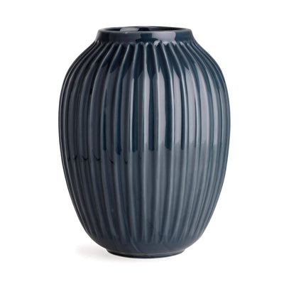 Se Kähler Hammershøi vase stor antracitgrå ✔ Kæmpe udvalg i Kähler ✔ Hurtig levering: 1 - 2 Hverdage samt billig fragt - Varenummer: NDN-25141-02 og barcode / Ean: '5703779153865 på lager - Udsalg på Home & Garden - Decor - Vases Spar op til 67% - Over 1300 kendte brands på udsalg