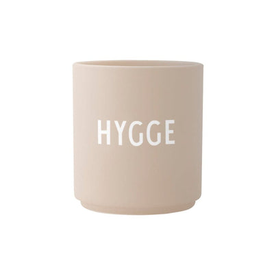 Se Design Letters Design Letters favoritkop 25 cl Hygge (Beige) ✔ Kæmpe udvalg i Design Letters ✔ Hurtig levering: 1 - 2 Hverdage samt billig fragt - Varenummer: NDN-33567-17 og barcode / Ean: '5710498179397 på lager - Udsalg på Home & Garden - Kitchen & Dining - Tableware - Drinkware - Coffee & Tea Cups Spar op til 52% - Over 1354 kendte mærker på udsalg