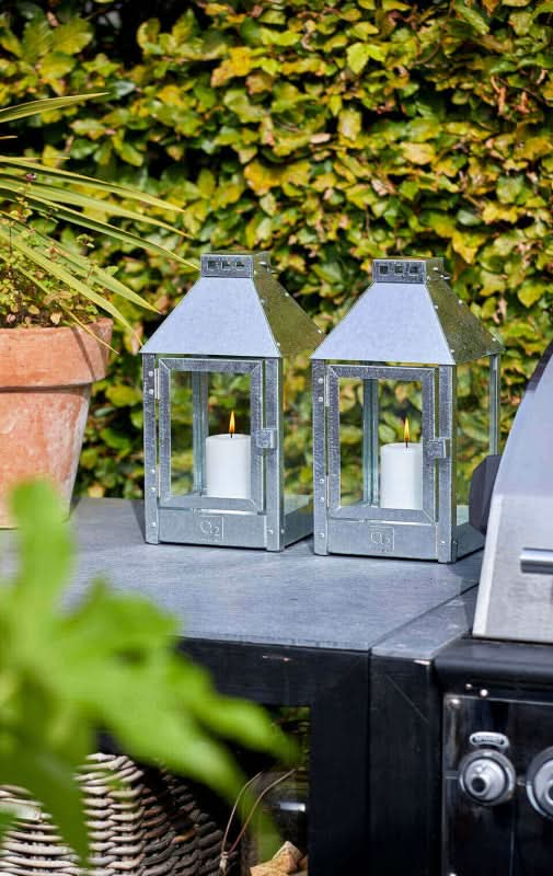 Se A2 Living Mini Lantern - Galvaniseret 17 X 17 X 33,5Cm ✔ Kæmpe udvalg i  a2 LIVING ✔ Hurtig levering: 1 - 2 Hverdage samt billig fragt - Varenummer: KRZ-k700 og barcode / Ean:  på lager - Udsalg på Bolig > Sommerhus Spar op til 58% - Over 1354 kendte brands på udsalg