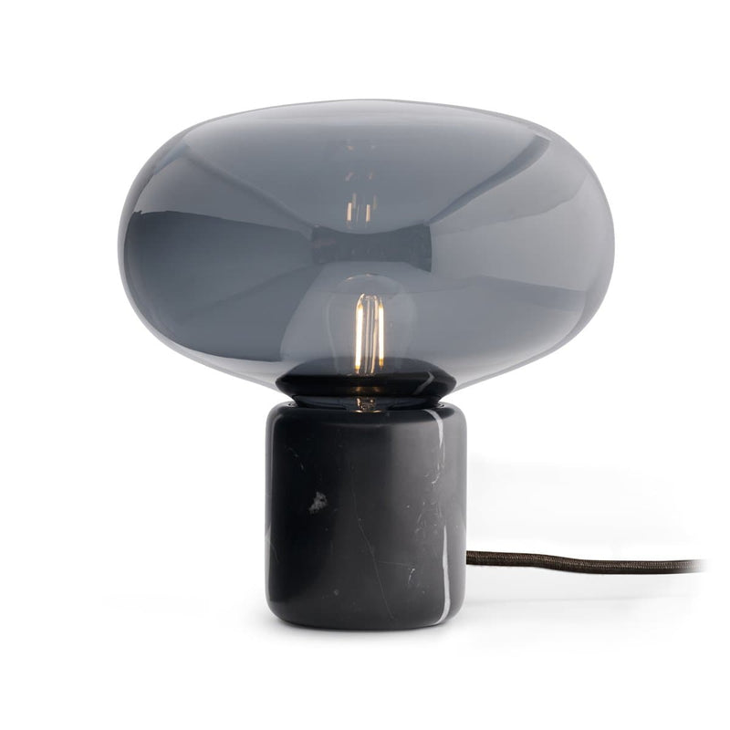 Se New Works Karl-Johan bordlampe Black marquina/Smoked glass ❤ Kæmpe udvalg i New Works ❤ Hurtig levering: 1 - 2 Hverdage samt billig fragt - Varenummer: NDN-501540-01 og barcode / Ean: &