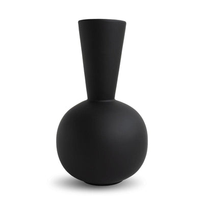 Se Cooee Design Trumpet vase 30 cm Black ❤ Kæmpe udvalg i Cooee Design ❤ Hurtig levering: 1 - 2 Hverdage samt billig fragt - Varenummer: NDN-501759-01 og barcode / Ean: '7350057807866 på lager - Udsalg på Home & Garden - Decor - Vases Spar op til 65% - Over 1324 kendte brands på udsalg