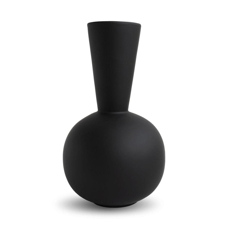 Se Cooee Design Trumpet vase 30 cm Black ❤ Kæmpe udvalg i Cooee Design ❤ Hurtig levering: 1 - 2 Hverdage samt billig fragt - Varenummer: NDN-501759-01 og barcode / Ean: &