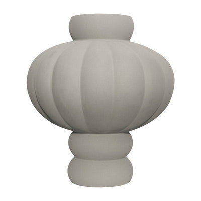 Se Louise Roe Balloon vase 40 cm Sanded Grey ❤ Kæmpe udvalg i Louise Roe ❤ Hurtig levering: 1 - 2 Hverdage samt billig fragt - Varenummer: NDN-504838-01 og barcode / Ean: '5712117016816 på lager - Udsalg på Home & Garden - Decor - Vases Spar op til 54% - Over 1334 design mærker på udsalg