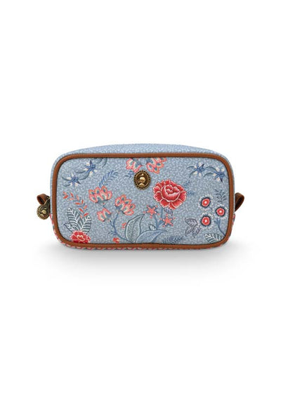 Se tilbud på Cosmetic Bag Square Small Flower Festival Light Blue 20x10.5x7.5cm! Billigt udsalg på Pip Studio. Hurtig levering, 1-2 hverdage. Varenummer: CADEC-51.274.167. Spar op til 62%.