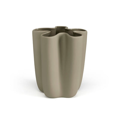 Se Cooee Design Tulipa vase sand 20 cm ❤ Kæmpe udvalg i Cooee Design ❤ Hurtig levering: 1 - 2 Hverdage samt billig fragt - Varenummer: NDN-513639-01 og barcode / Ean: '7350057808979 på lager - Udsalg på Home & Garden - Decor - Vases Spar op til 66% - Over 1334 design brands på udsalg