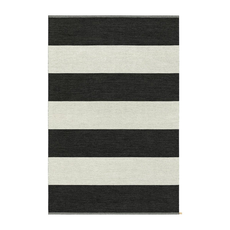 Se Kasthall Wide Stripe Icon tæppe 160x240 cm Midnight black ❤ Kæmpe udvalg i Kasthall ❤ Hurtig levering: 1 - 2 Hverdage samt billig fragt - Varenummer: NDN-514899-01 og barcode / Ean: &