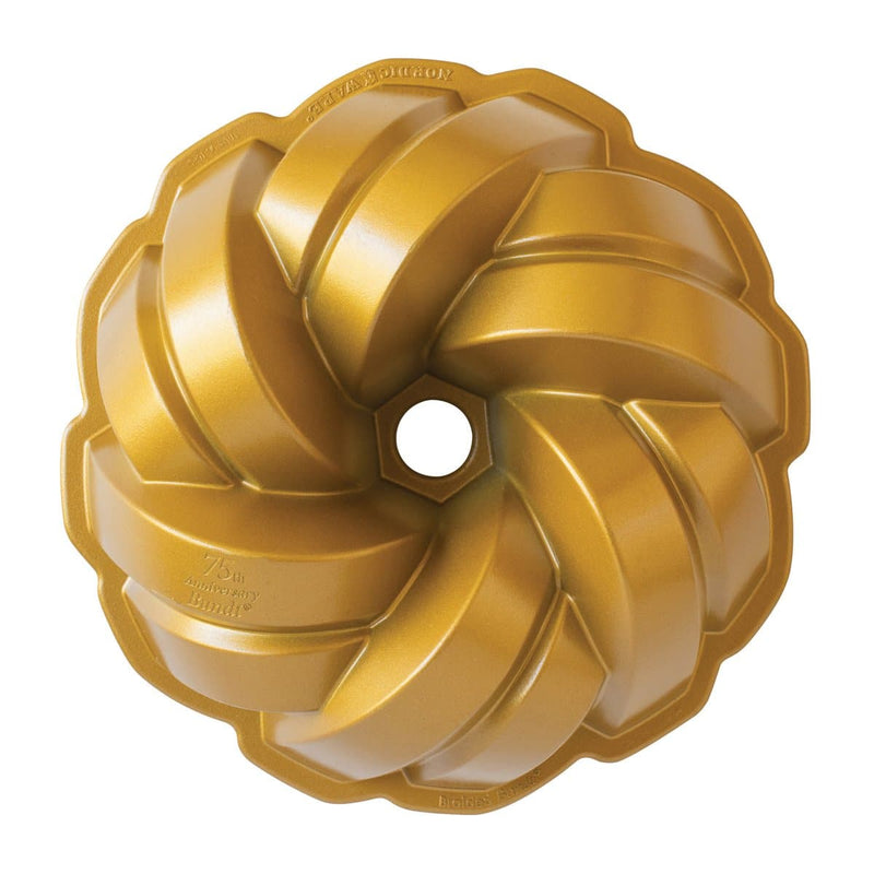 Se Nordic Ware Nordic Ware 75th anniversary braided bundt bageform 2,4 L ✔ Kæmpe udvalg i Nordic Ware ✔ Hurtig levering: 1 - 2 Hverdage samt billig fragt - Varenummer: KTT-515978-01 og barcode / Ean: &