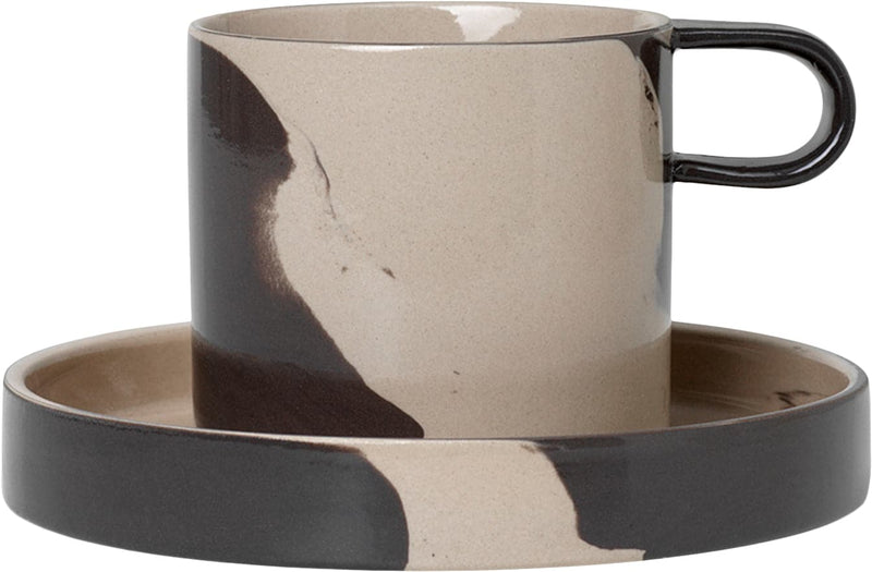 Se ferm LIVING Inlay Cup With Saucer Sand/brown Str ACCESSORIES - Kopper Med Underkop ❤ Stort online udvalg i ferm LIVING ❤ Meget billig fragt og hurtig levering: 1 - 2 hverdage - Varenummer: MGS-S11725577 og barcode / Ean: 5704723268369 på lager - Udsalg på Bolig - Borddækning - Kopper & krus - Kopper med underkop Spar op til 55% - Over 1354 design brands på udsalg