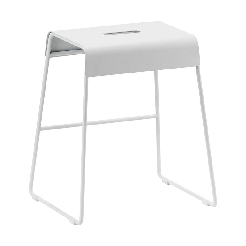 Se Zone Denmark A-stool ourdoor skammel 45 cm Soft Grey ✔ Kæmpe udvalg i Zone Denmark ✔ Hurtig levering: 1 - 2 Hverdage samt billig fragt - Varenummer: KTT-615190-01 og barcode / Ean: &