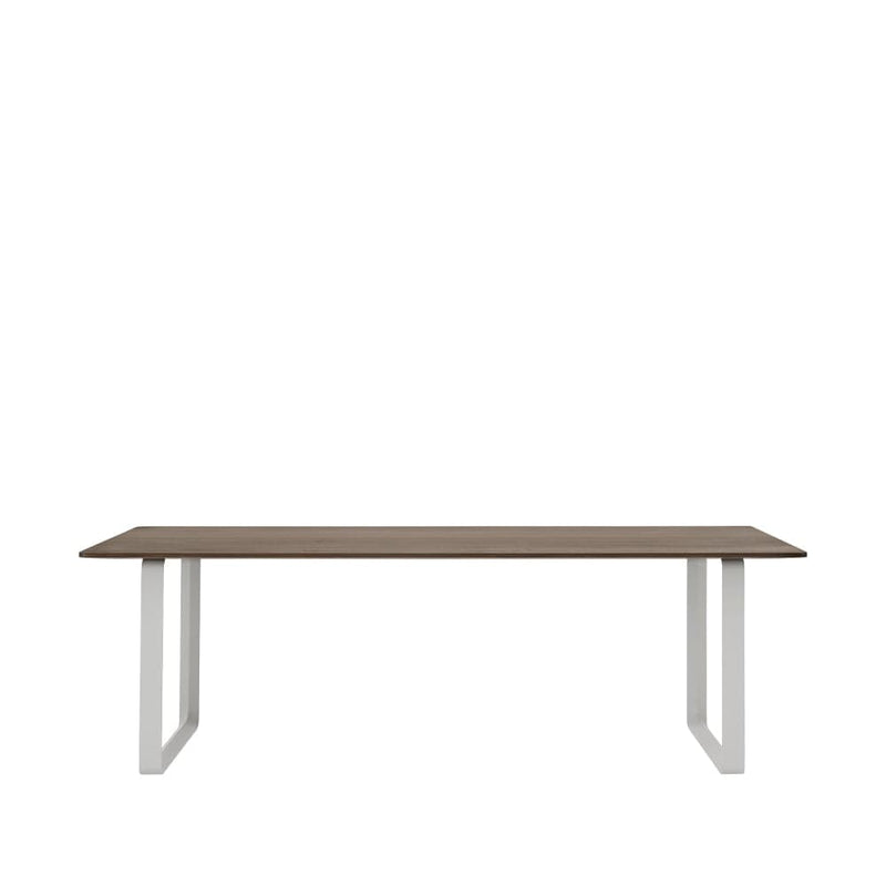 Se Muuto 70/70 spisebord 225x90 cm Solid Smoked Oak/Grey ❤ Kæmpe udvalg i Muuto ❤ Hurtig levering: 1 - 2 Hverdage samt billig fragt - Varenummer: NDN-545598-01 og barcode / Ean: &