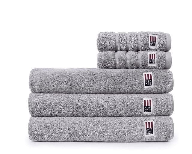 Se Lexington Original Towel Dark Gray Str 70x130 - Håndklæder Bomuld ❤ Stort online udvalg i Lexington ❤ Meget billig fragt og hurtig levering: 1 - 2 hverdage - Varenummer: MGS-S00211793 og barcode / Ean: 7340021717741 på lager - Udsalg på Bolig - Tekstiler & puder - Håndklæder Spar op til 55% - Over 1324 kendte brands på udsalg