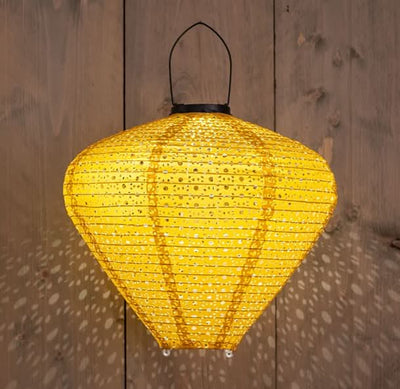 Se Dekorativ pæreformet solcellelampe i perforeret stof, i gylden orange farve - Udendørsbelysning > Solcellelamper > Dekorationsbelysning - Anna&#39;s Collection - Spotshop ✔ Kæmpe udvalg i  Annas Collection ✔ Hurtig levering: 1 - 2 Hverdage samt billig fragt - Varenummer: SPSH-CB739194 og barcode / Ean: '8713619423628 på lager - Udsalg på Solcellelamper > Dekorationsbelysning Spar op til 65% - Over 1324 kendte brands på udsalg