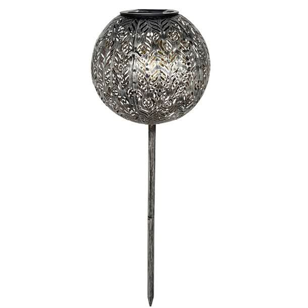 Se Kugleformet solcellelampe i antik sølvfarvet metal med ornamentalsk mønster - &quot;Bola&quot; - Udendørsbelysning > Solcellelamper > Dekorationsbelysning - eZsolar - Spotshop ✔ Kæmpe udvalg i  eZsolar ✔ Hurtig levering: 1 - 2 Hverdage samt billig fragt - Varenummer: SPSH-GL1026EZ og barcode / Ean: &