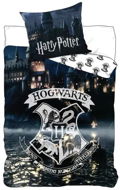 Se Harry Potter sengetøj - 140x200 cm - Hogwarts Logo - Selvlysende sengetøj - 2 i 1 sengesæt - 100% bomuld ❤ Kæmpe udvalg i Licens ❤ Hurtig levering: 1 - 2 Hverdage samt billig fragt - Varenummer: THX-1679-1 og barcode / Ean: '5714710011328 på lager - Udsalg på Sengetøj - Børne sengetøj - Børne sengetøj 140x200 cm Spar op til 52% - Over 1334 design mærker på udsalg