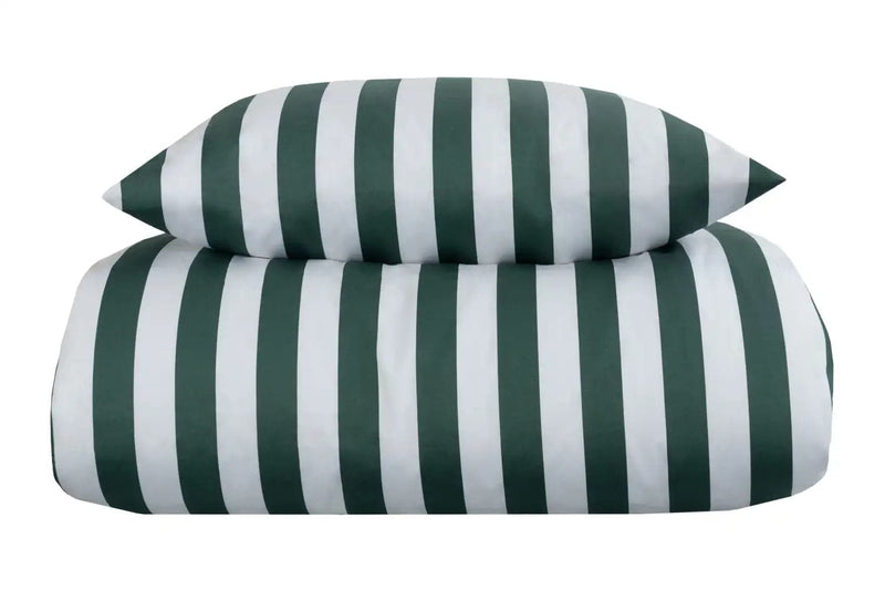 Se Stribet sengetøj til king size dyne - 240x220 cm - Blødt bomuldssatin - Nordic Stripe - Grønt og hvidt sengesæt ❤ Kæmpe udvalg i Borg Living ❤ Hurtig levering: 1 - 2 Hverdage samt billig fragt - Varenummer: THX-358-6 og barcode / Ean: &