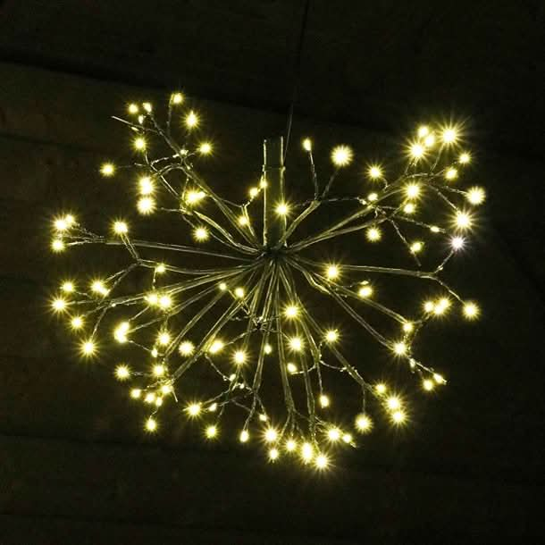 Se FIREWORKS LED lysdekoration med timer - 45 cm i diameter med 120 LED&