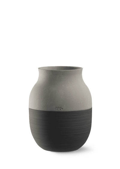 Se Kähler - Omaggio Circulare Vase H20 cm antracitgrå ❤ Kæmpe udvalg i Kähler ❤ Hurtig levering: 1 - 2 Hverdage samt billig fragt - Varenummer: RKTK-K690147 og barcode / Ean: '5703779125138 på lager - Udsalg på Spar op til 51% - Over 1312 kendte brands på udsalg