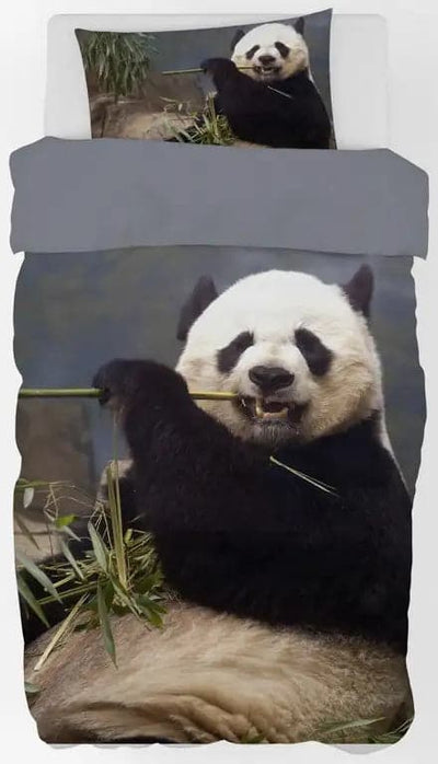 Se Panda sengetøj - 140x200 cm - Stor og sød panda bjørn - 100% bomulds sengesæt ❤ Kæmpe udvalg i Licens ❤ Hurtig levering: 1 - 2 Hverdage samt billig fragt - Varenummer: THX-1369-1 og barcode / Ean: '5714710010369 på lager - Udsalg på Sengetøj - Børne sengetøj - Børne sengetøj 140x200 cm Spar op til 52% - Over 1334 design mærker på udsalg