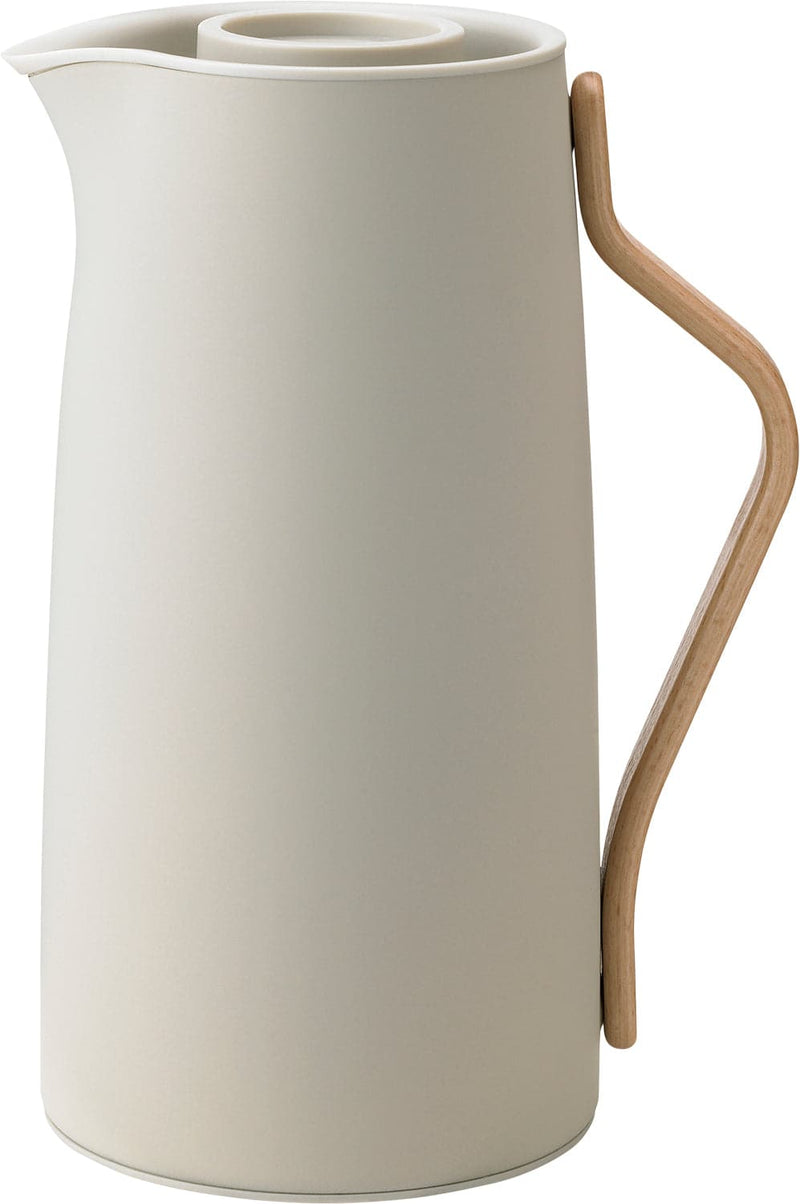 Se Stelton Emma Termokande, Kaffe 1,2 l, Sand - Termokander Stål ❤ Stort online udvalg i Stelton ❤ Meget billig fragt og hurtig levering: 1 - 2 hverdage - Varenummer: MGS-S11066254 og barcode / Ean: 5709846029057 på lager - Udsalg på Bolig - Køkkenudstyr - Kaffe & te - Termokander Spar op til 56% - Over 1334 design brands på udsalg