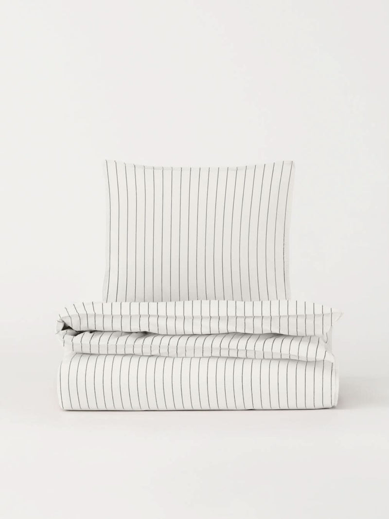 Se DAWN Percale sengetøj - Pinstripe Pure - 200x220 cm - Hvidt på udsalg! Billigt tilbud, hurtig levering (1-2 hverdage) og billig fragt. Over 1300 brands på udsalg.