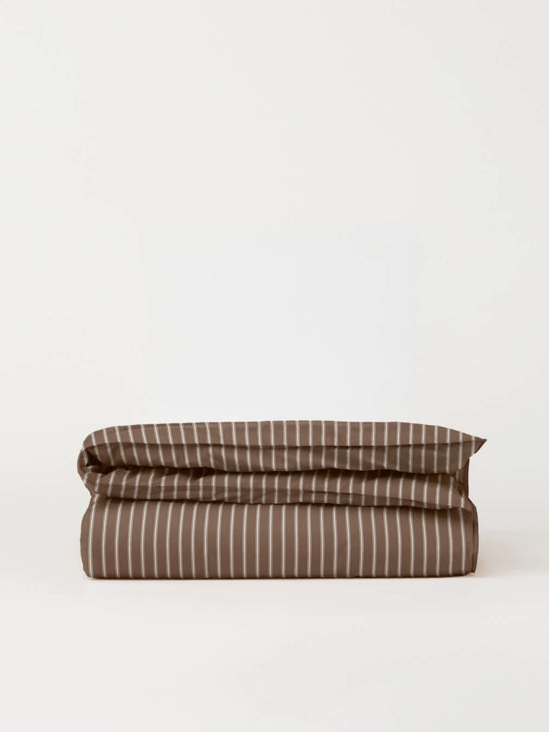 Se DAWN Percale sengetøj - Chocolate Stripes - 140x220 cm - Brunt på tilbud! Billigt udsalg - Hurtig levering: 1-2 hverdage. Spar op til 51%!