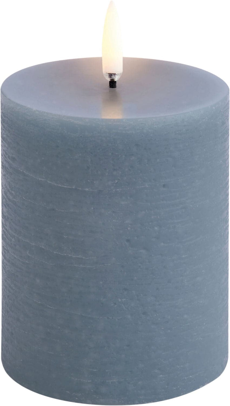 Se Uyuni LED Pillar Candle, Hazy Blue, Rustic, 7,8 x 10,1 cm 4/24 - Led Stearinlys ❤ Stort online udvalg i Uyuni ❤ Meget billig fragt og hurtig levering: 1 - 2 hverdage - Varenummer: MGS-S12476563 og barcode / Ean: 5708311307829 på lager - Udsalg på Bolig - Interiør - Lysestager - LED Stearinlys Spar op til 66% - Over 857 kendte brands på udsalg