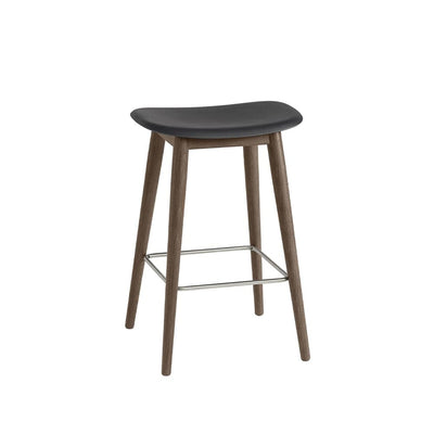 Se Muuto Fiber counter stool 75 cm black, mørkebrunbejdsede ben ❤ Kæmpe udvalg i Muuto ❤ Hurtig levering: 1 - 2 Hverdage samt billig fragt - Varenummer: NDN-537007-01 og barcode / Ean: '5713294890503 på lager - Udsalg på Furniture - Chairs - Table & Bar Stools Spar op til 53% - Over 1334 design mærker på udsalg