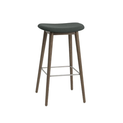 Se Muuto Fiber counter stool 75 cm stof Twill Weave 990 dark green, brunbejdsede egetræsben ❤ Kæmpe udvalg i Muuto ❤ Hurtig levering: 1 - 2 Hverdage samt billig fragt - Varenummer: NDN-545771-01 og barcode / Ean: '5713294756762 på lager - Udsalg på Furniture - Chairs - Table & Bar Stools Spar op til 59% - Over 1354 design mærker på udsalg