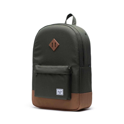 Se Herschel Heritage Rygsæk Dark OliveSaddle Brown 21,5L 21.5L ✔ Kæmpe udvalg i  Herschel ✔ Hurtig levering: 1 - 2 Hverdage samt billig fragt - Varenummer: JUCO-10007-03011 og barcode / Ean: '828432313648 på lager - Udsalg på Rygsæk Spar op til 52% - Over 1160 kendte mærker på udsalg