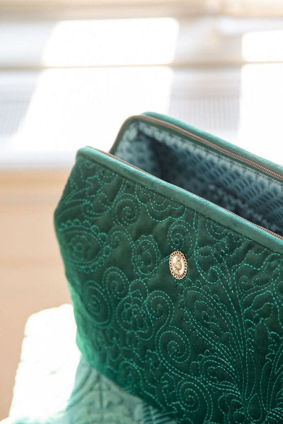 Se tilbud på Cosmetic Purse Extra Large Velvet Quilted Green 30x20.7x13.8cm! Billigt udsalg på Pip Studio. Hurtig levering, 1-2 hverdage. Spar op til 64%.