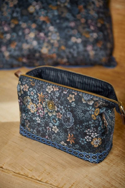 Se tilbud på Cosmetic Purse Medium Tutti i Fiori Blue 22.5x9.5x15cm! Billigt udsalg på Pip Studio. Hurtig levering (1-2 hverdage) & billig fragt. Varenummer: CADEC-51.274.218. Spar op til 59% på Tøj & Accessories.