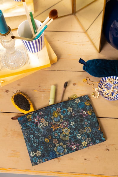 Se Charly Cosmetic Flat Pouch Medium Tutti i Fiori Blue 24x15.5x1cm på udsalg! Billig fragt og hurtig levering (1-2 hverdage). Tilbud på Bolig Spar op til 53%.