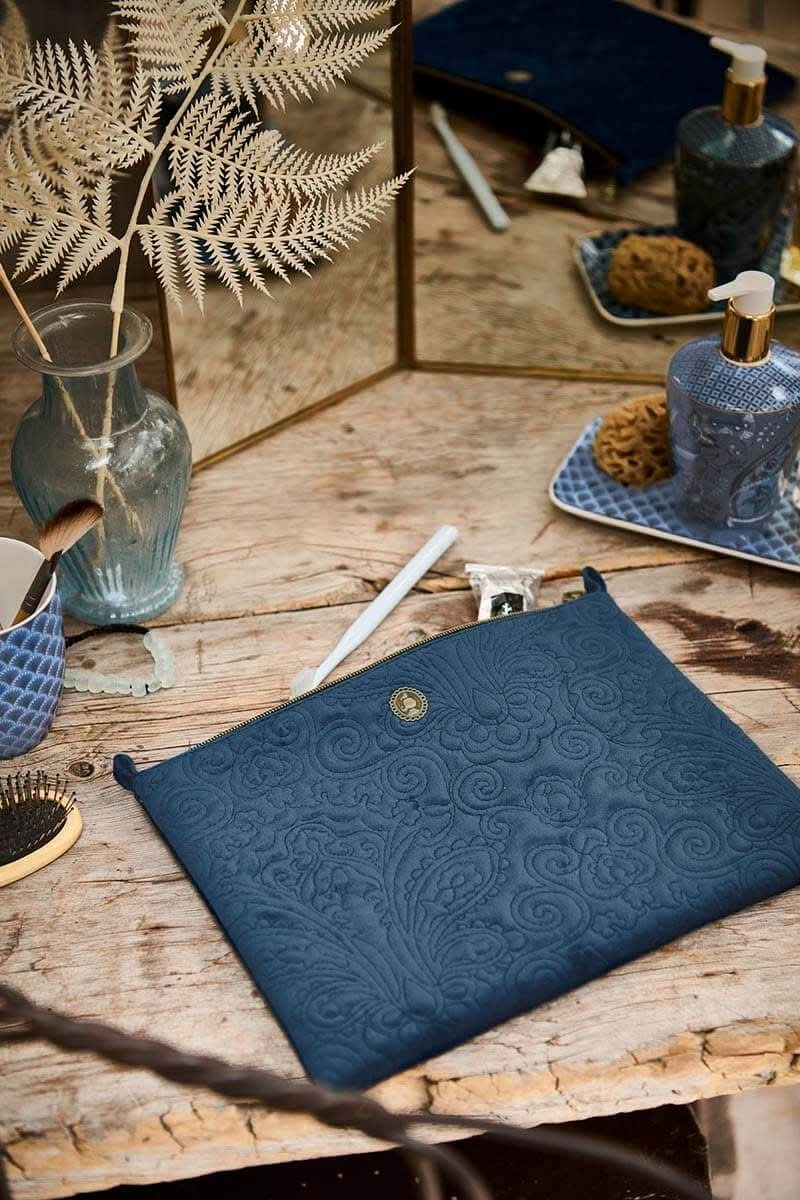 Se tilbud på Cosmetic Flat Pouch Large Velvet Quiltey Days Blue 30x22x1cm! Billigt udsalg på Pip Studio. Hurtig levering, 1-2 hverdage. Varenummer: CADEC-51.274.208. Spar op til 56%.