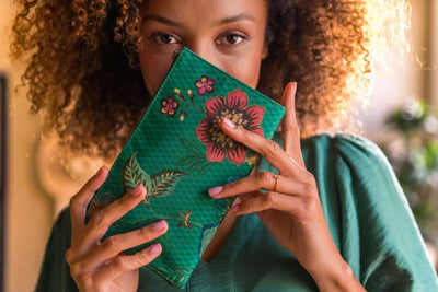 Se Cloe Cosmetic Zipper Pouch Cece Fiore Green 21x3.5x12.5cm på udsalg! Billig fragt & hurtig levering (1-2 hverdage). Spar op til 52% på Tøj & Accessories. Over 1334 mærker på tilbud.