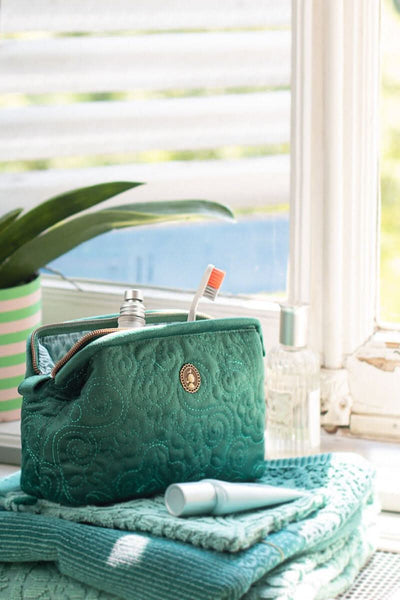 Se tilbud på Cosmetic Purse Small Velvet Quilted Green 19x12x8.5cm! Billigt udsalg på Tøj & Accessories. Spar op til 63%. Hurtig levering: 1-2 hverdage.