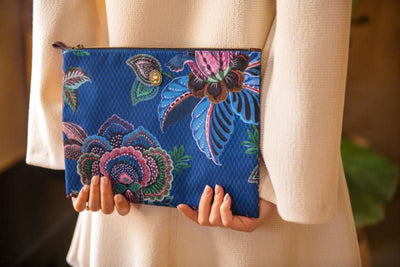 Se Charly Cosmetic Flat Pouch Large Cece Fiore Blue 30x22x1cm på udsalg! Billig fragt & hurtig levering (1-2 hverdage). Stort udvalg af Pip Studio. Køb nu & spar op til 53%!